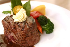 Filet minion and vegetables on a white plate